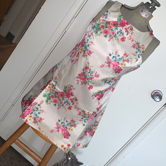 Short floral dress. With zip up side. Size small - Picture 1 of 4